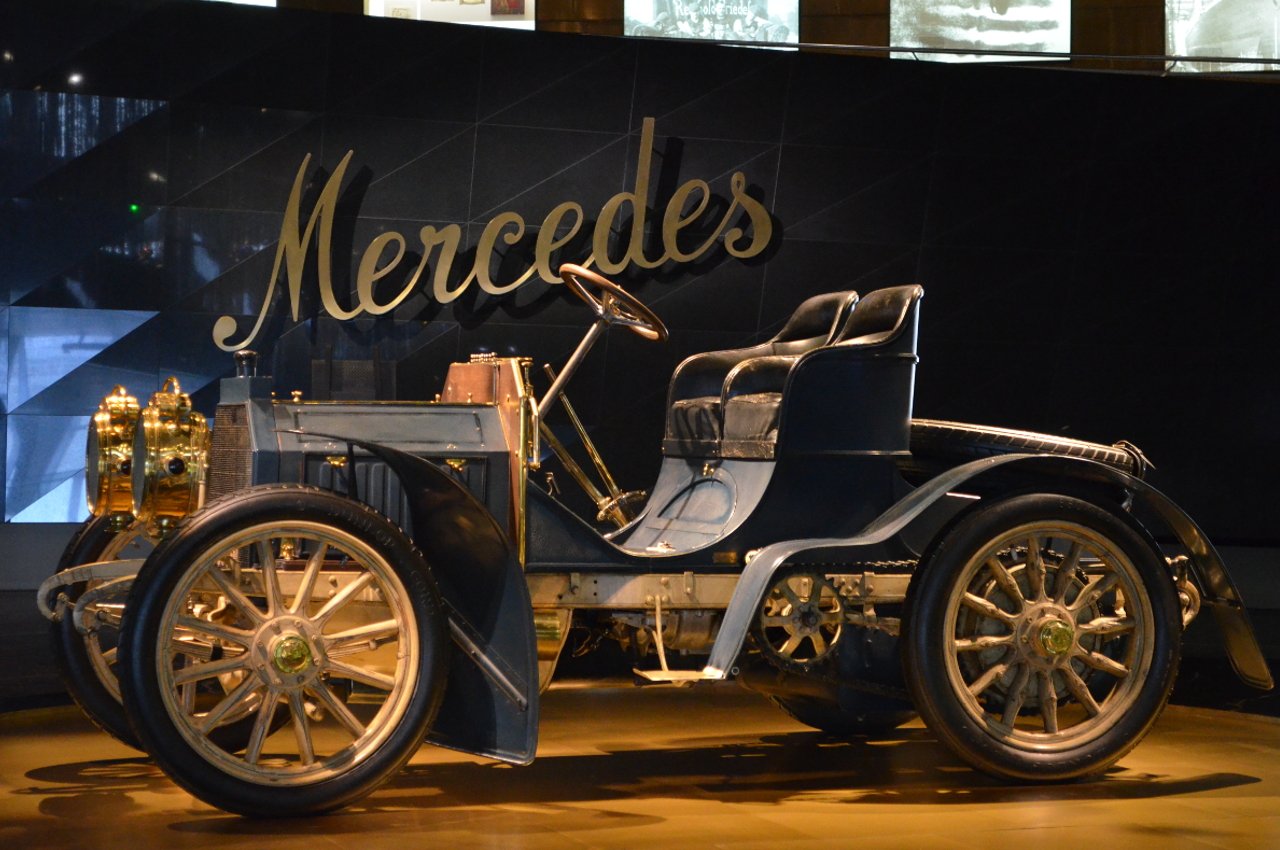 508 M im Mercedes-Benz Museum in Stuttgart mit Mercedes Schriftzug