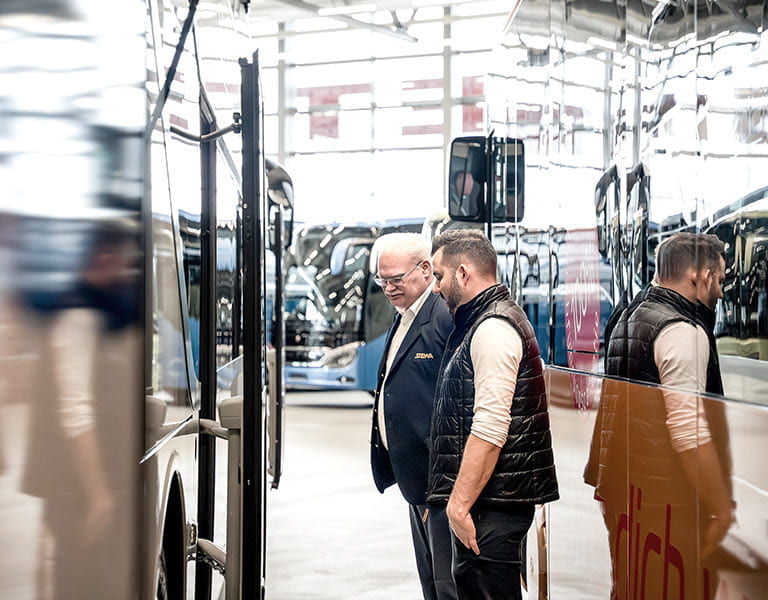 Pascal Stenger während der Auslieferung der Bistrobusse im Setra Werk in Neu-Ulm