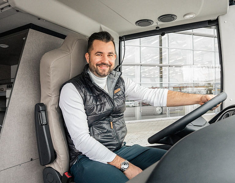 Pascal Stenger auf dem Fahrersitz des STEWA Bistrobusses