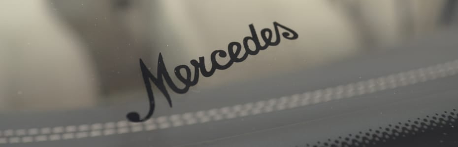 Original-Mercedes-Benz-Windschutzscheibe-Mercedes-Schriftzug-930x300