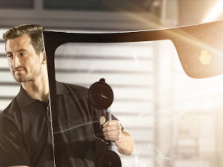 Einbau einer neuen Windschutzscheibe durch zwei Mercedes-Benz Monteure Einbau einer neuen Windschutzscheibe durch zwei Mercedes-Benz Monteure