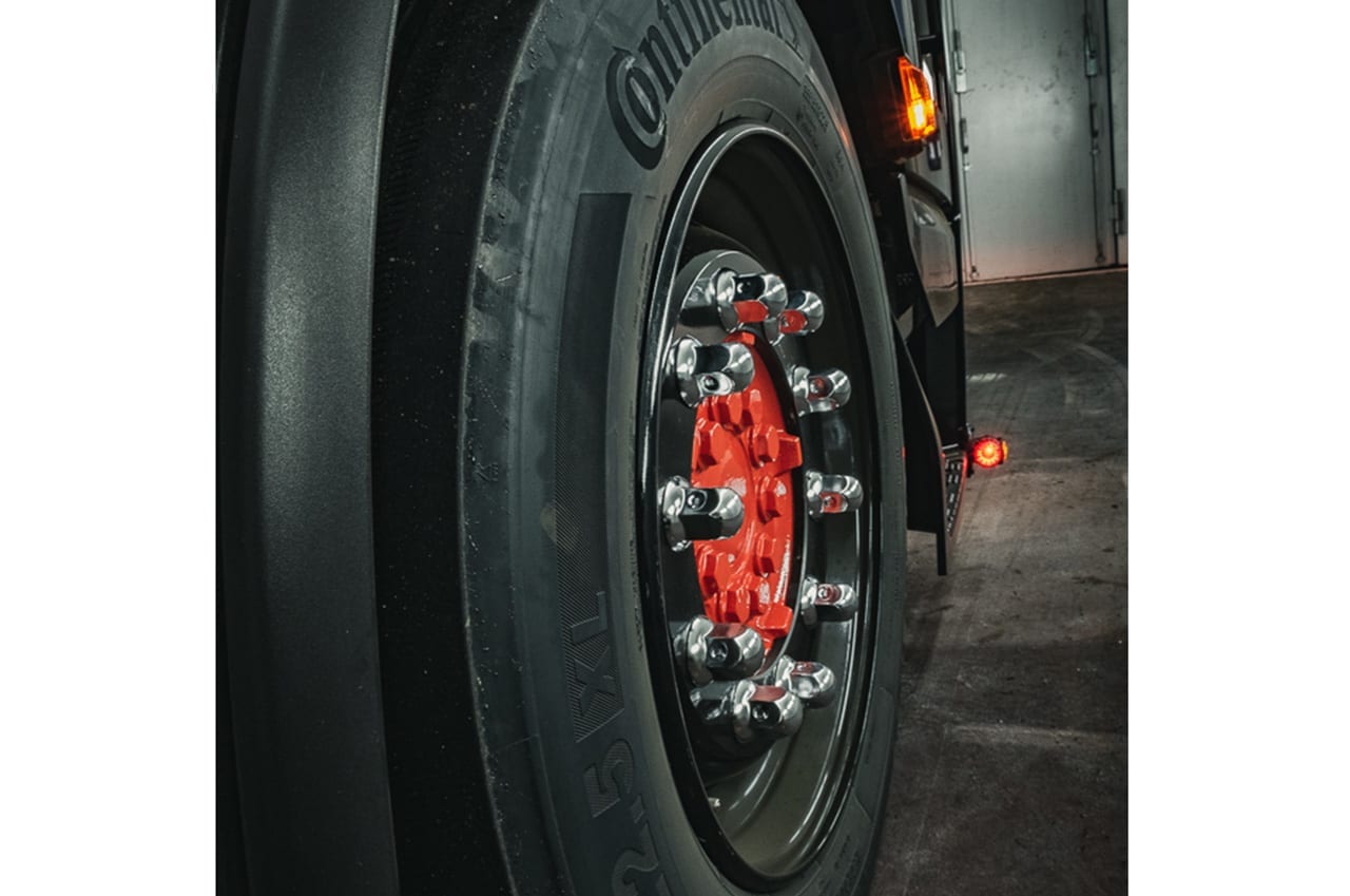Rad eines getunten LKW in der Lackierkabine in Stockstadt