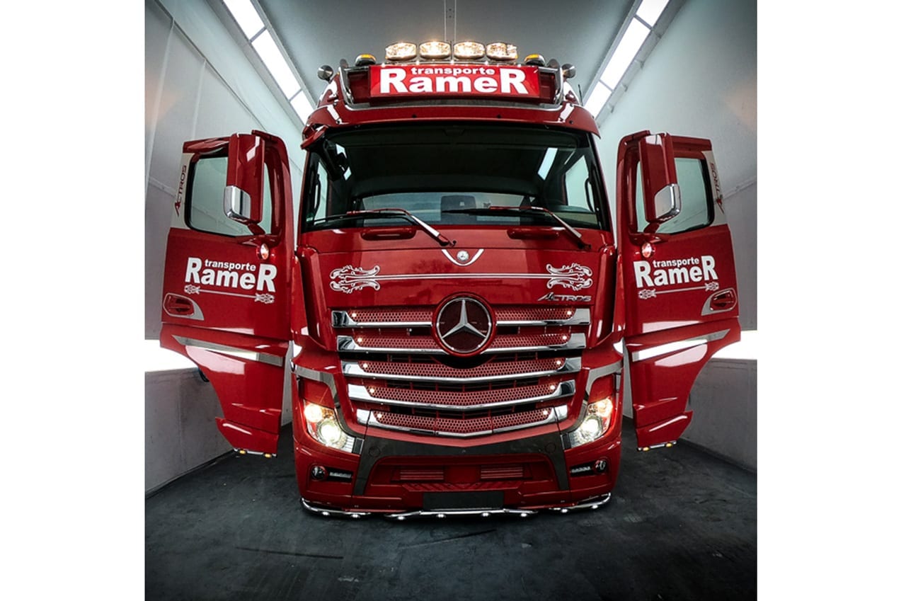 Ein getunter LKW mit offenen Türen in der Lackierkabine in Stockstadt 