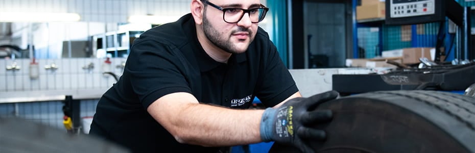 Reifenreparatur eines Busreifens Reifenreparatur eines Busreifens