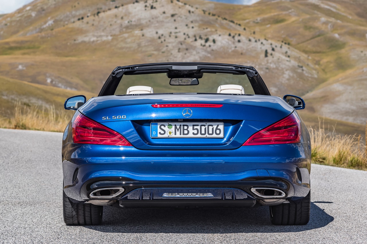 Heck des Mercedes-Benz SL Roadster in brillantblau