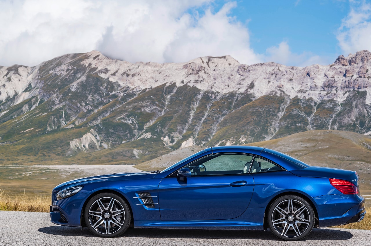 Seite des Mercedes-Benz SL Roadster in brillantblau
