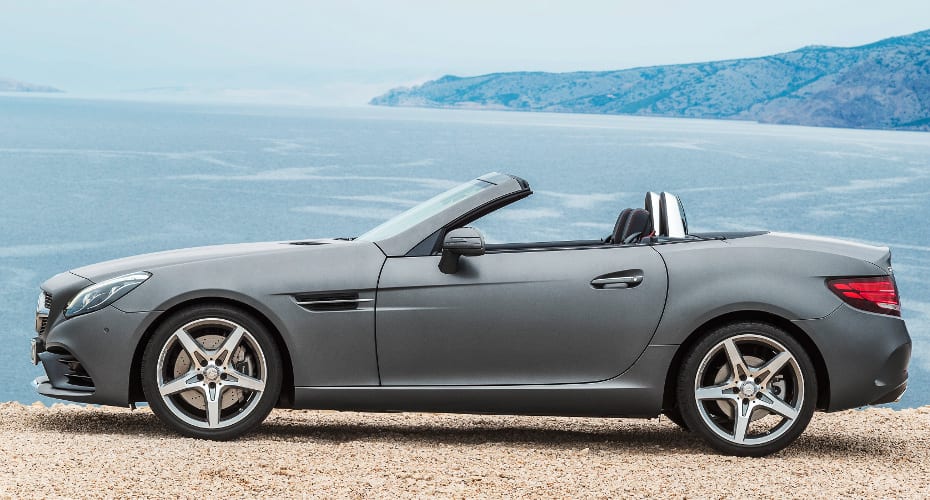 seitliche Ansicht des Mercedes-Benz SLC mit offenem Verdeck