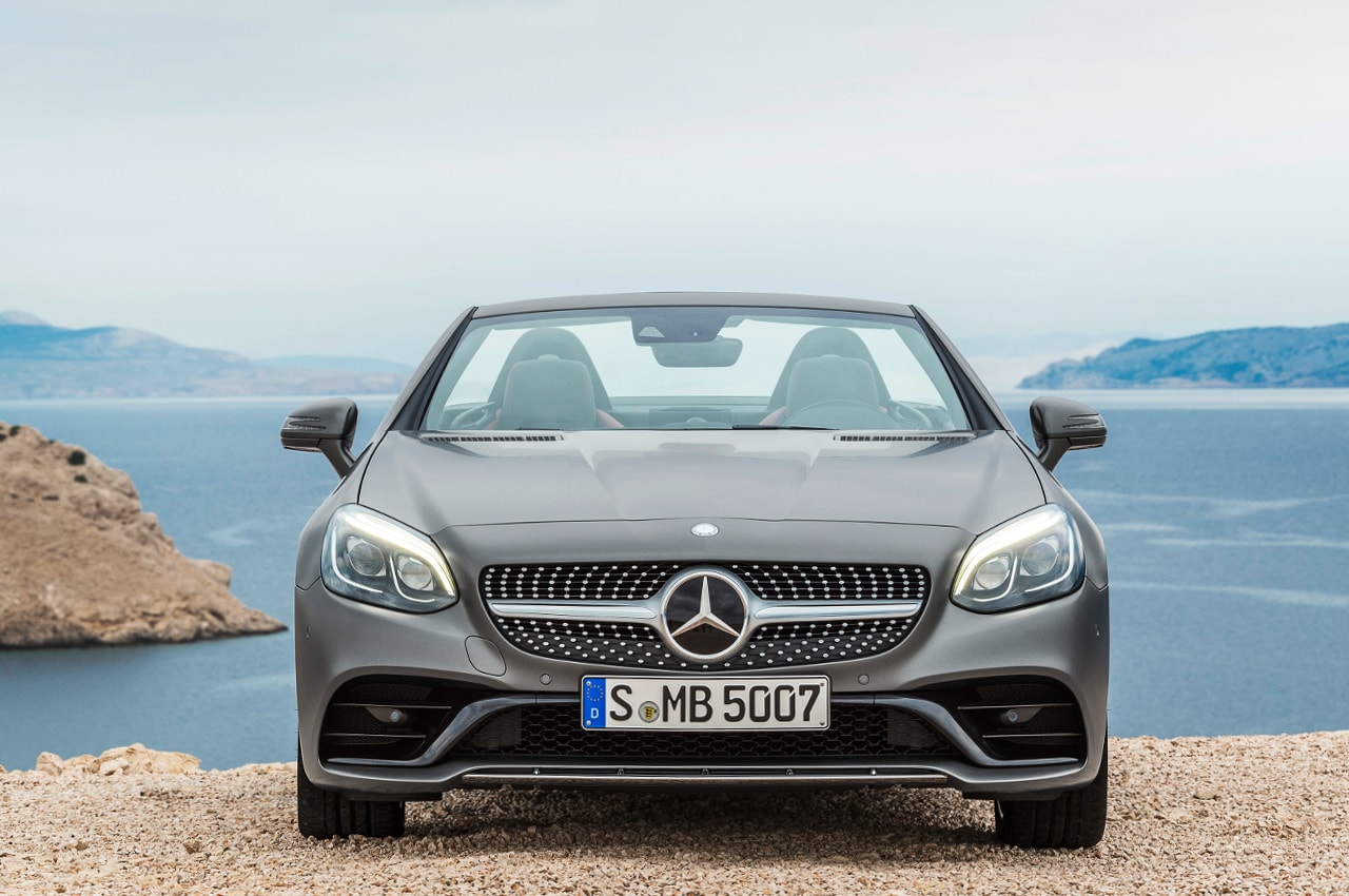 Front des SLC Roadster in designo cerrusitgrau magno, AMG Line