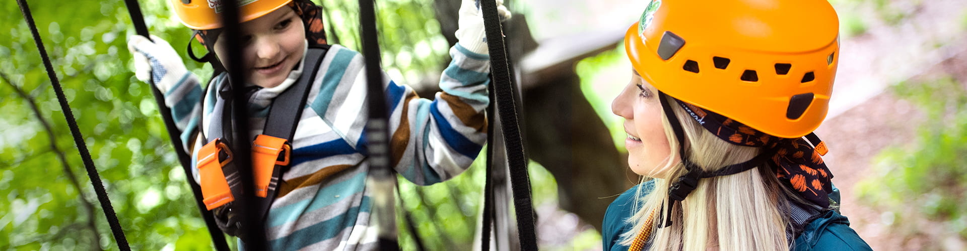Lorraine Langer und Sohn Matts im Klettergarten