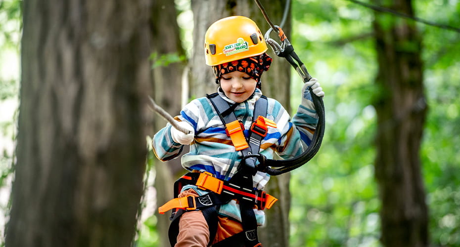 Sohn Mats im Kletterpark