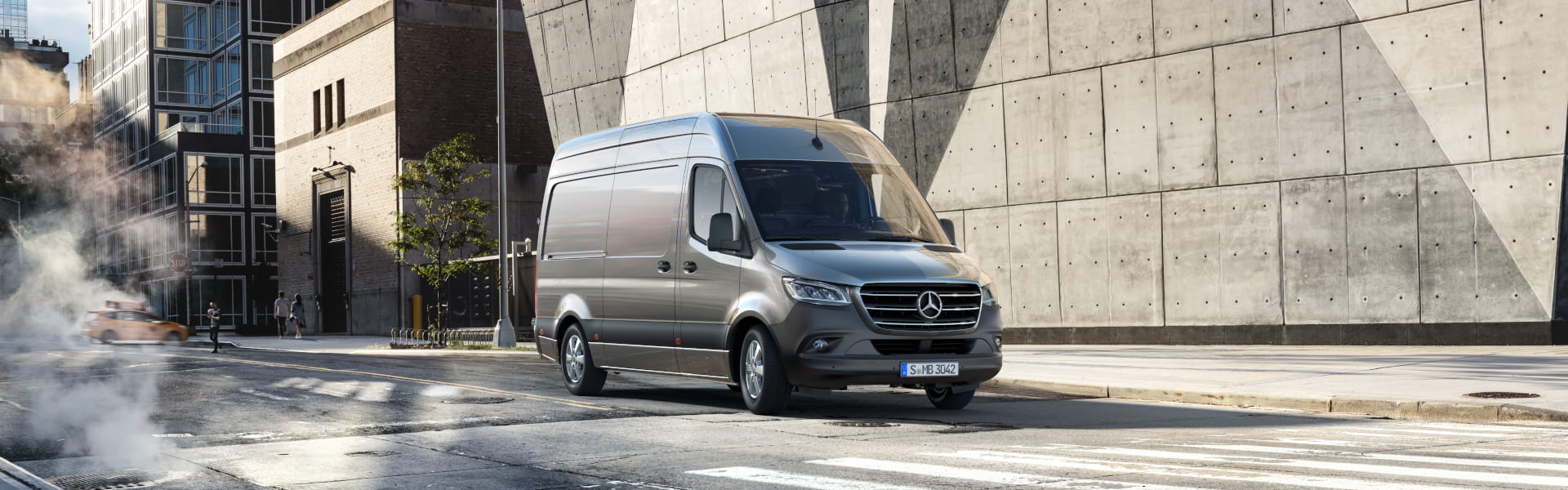 Mercedes-Benz Sprinter unterwegs in der Stadt