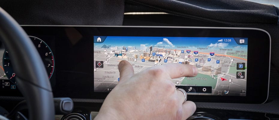 Bild zeigt denTouchscreen zur Steuerung des MBUX Infotainment-Systems