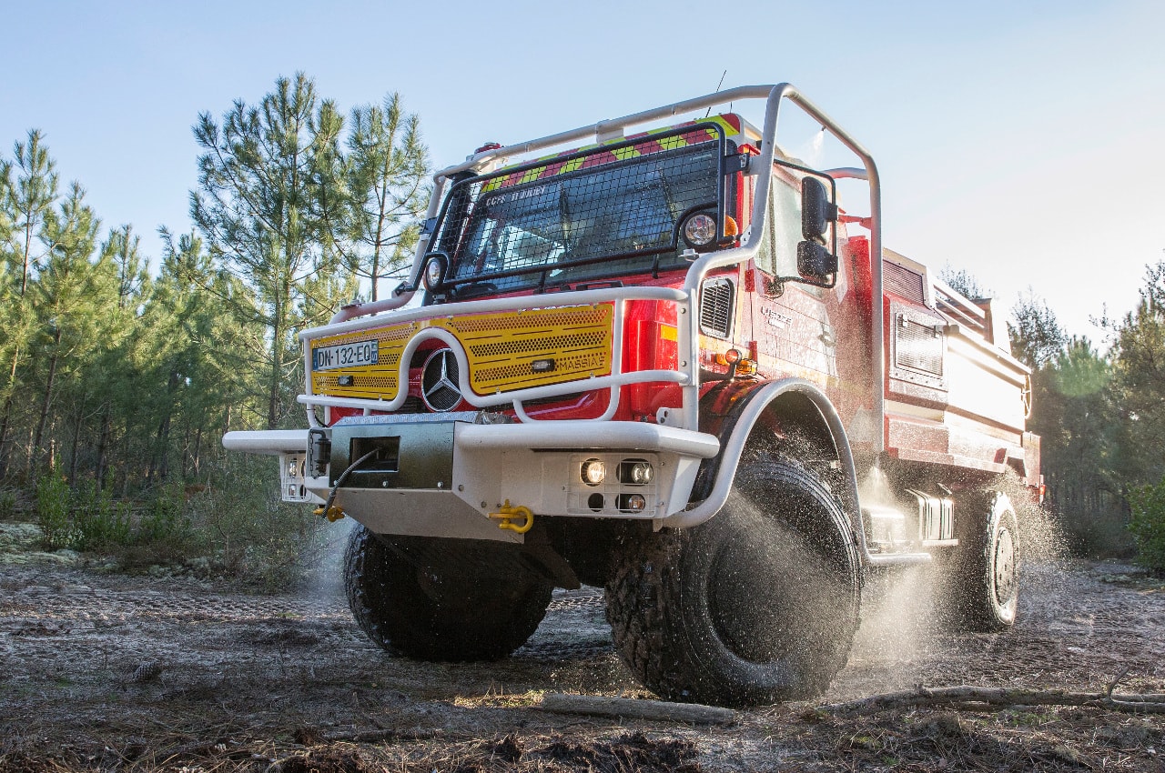 Mercedes-Benz Hochgeländegängiger Unimog im Feuerwehreinsatz