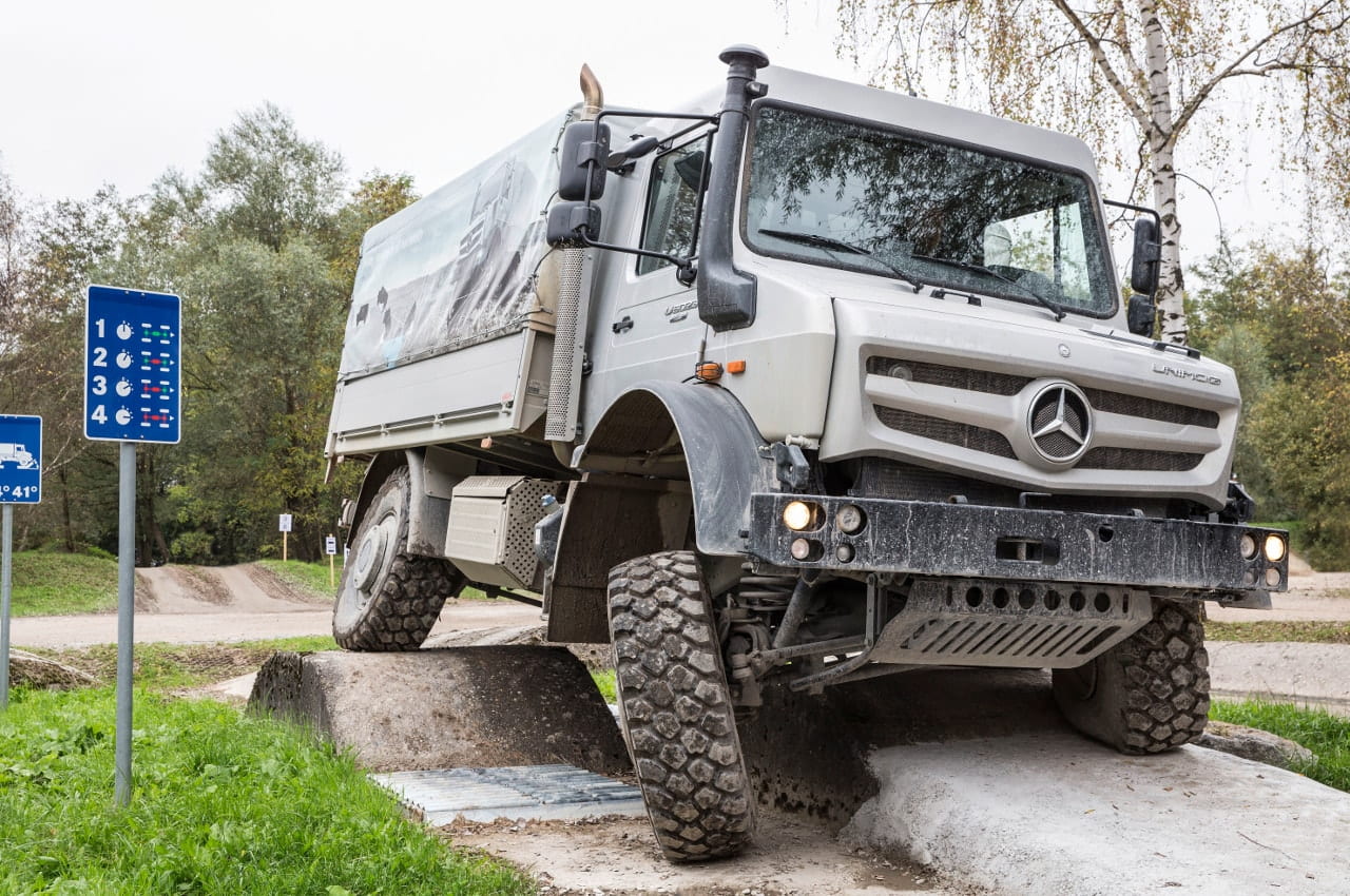 Mercedes-Benz Hochgeländegängiger Unimog im Parcour