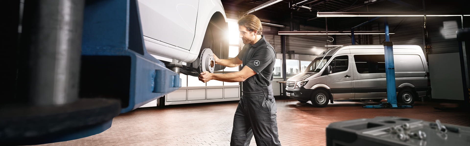 Tausch einer Bremsscheibe durch Werkstattmonteur Mercedes-Benz Sprinter
