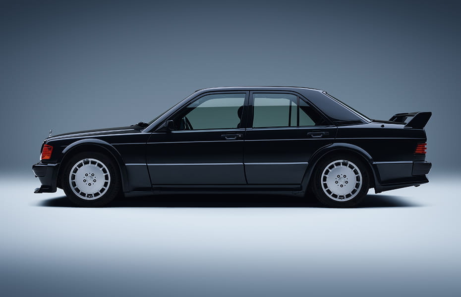 Mercedes-Benz 190E EVO2 in schwarz in der Seitenansicht