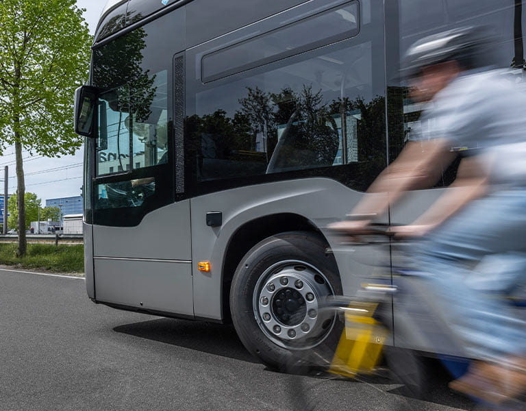 Fahrradfahrer neben einem Bus