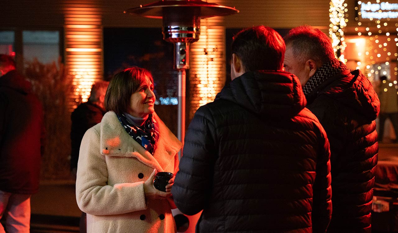 Kundin mit Mantel unterhält sich mit Kunzmann Mitarbeitern