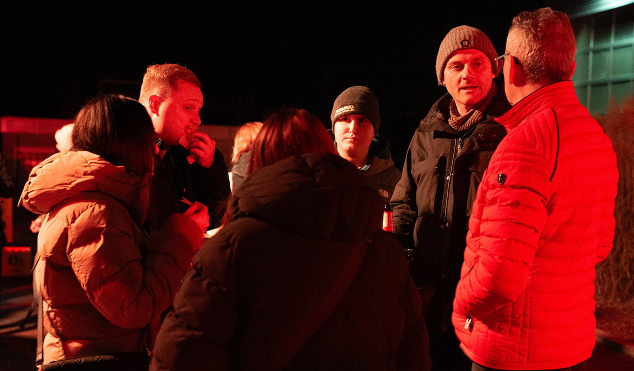Gruppe von Kunden unterhält sich auf dem Adventsmarkt in Stockstadt