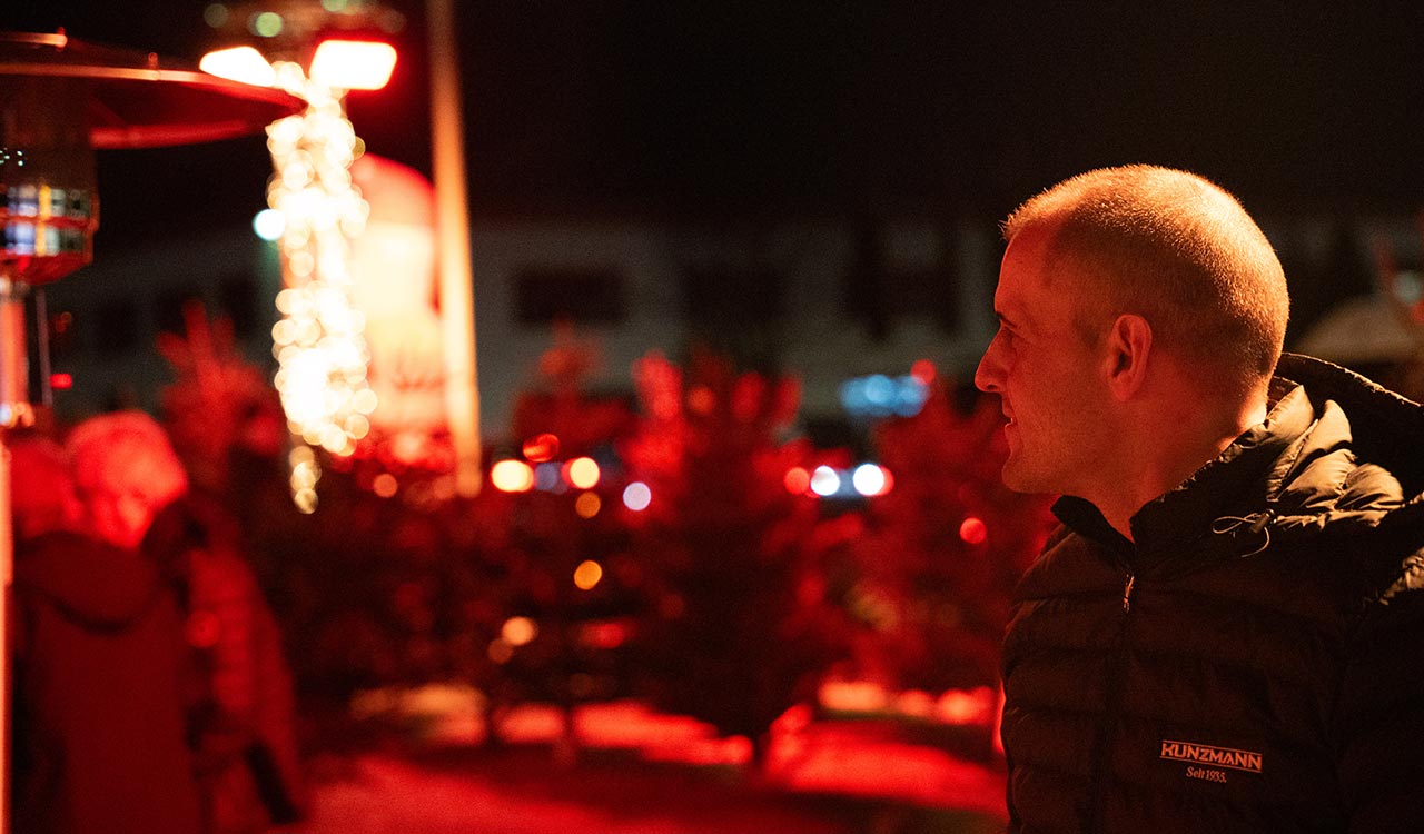 Seitenansicht eines Kunzmann Mitarbeiters auf dem Adventsmarkt in Stockstadt