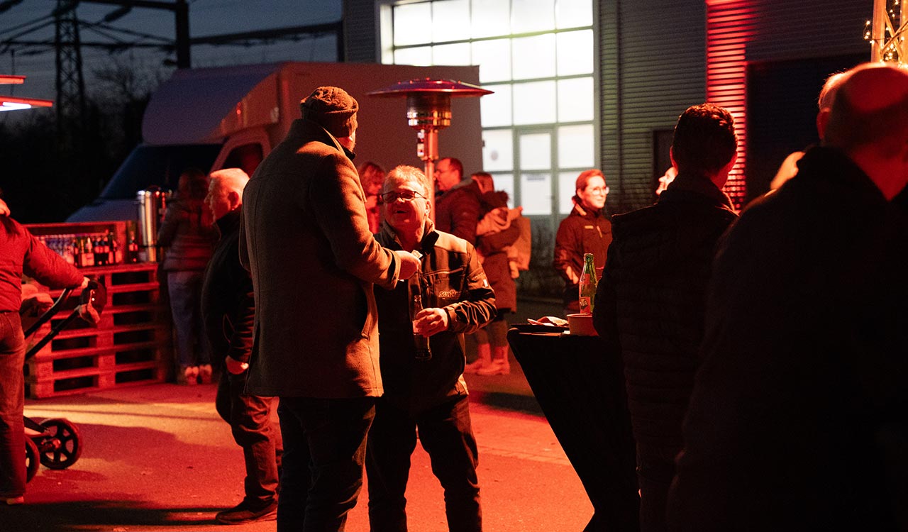 zwei Kunden unterhalten sich auf dem Kunzmann Adventsmarkt in Stockstadt