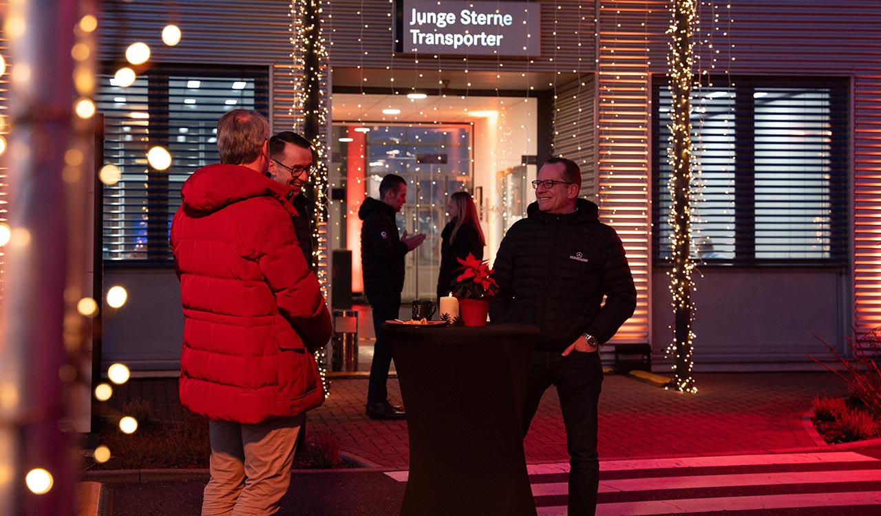Kunzmann Verkäufer und Kunde unterhalten sich vor dem Eingang des TGC in Stockstadt