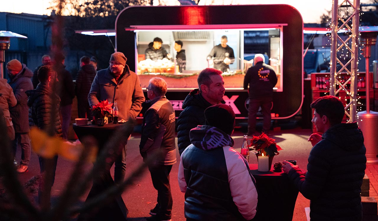 Übersicht mit Kunden und Essensstand auf dem Kunzmann Adventsmarkt in Stockstadt