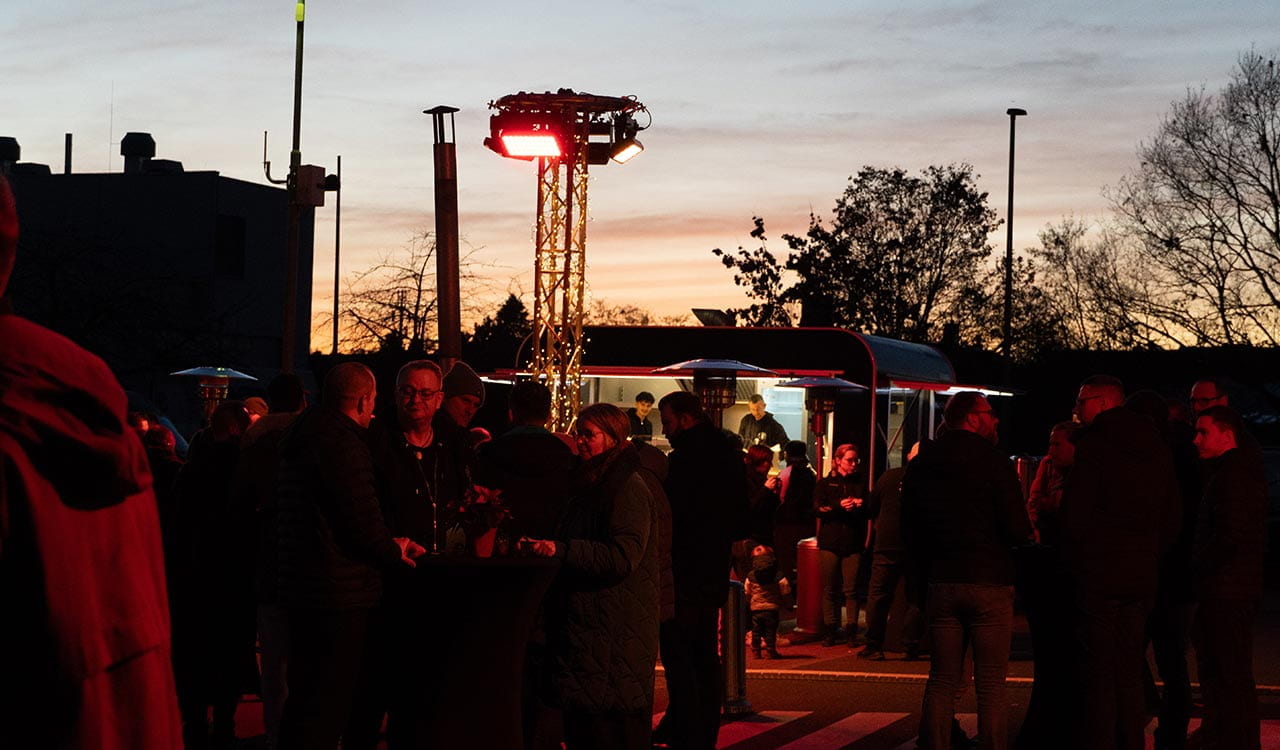 Sonnenuntergang hinter Kunden auf dem Kunzmann Adventsmarkt in Stockstadt