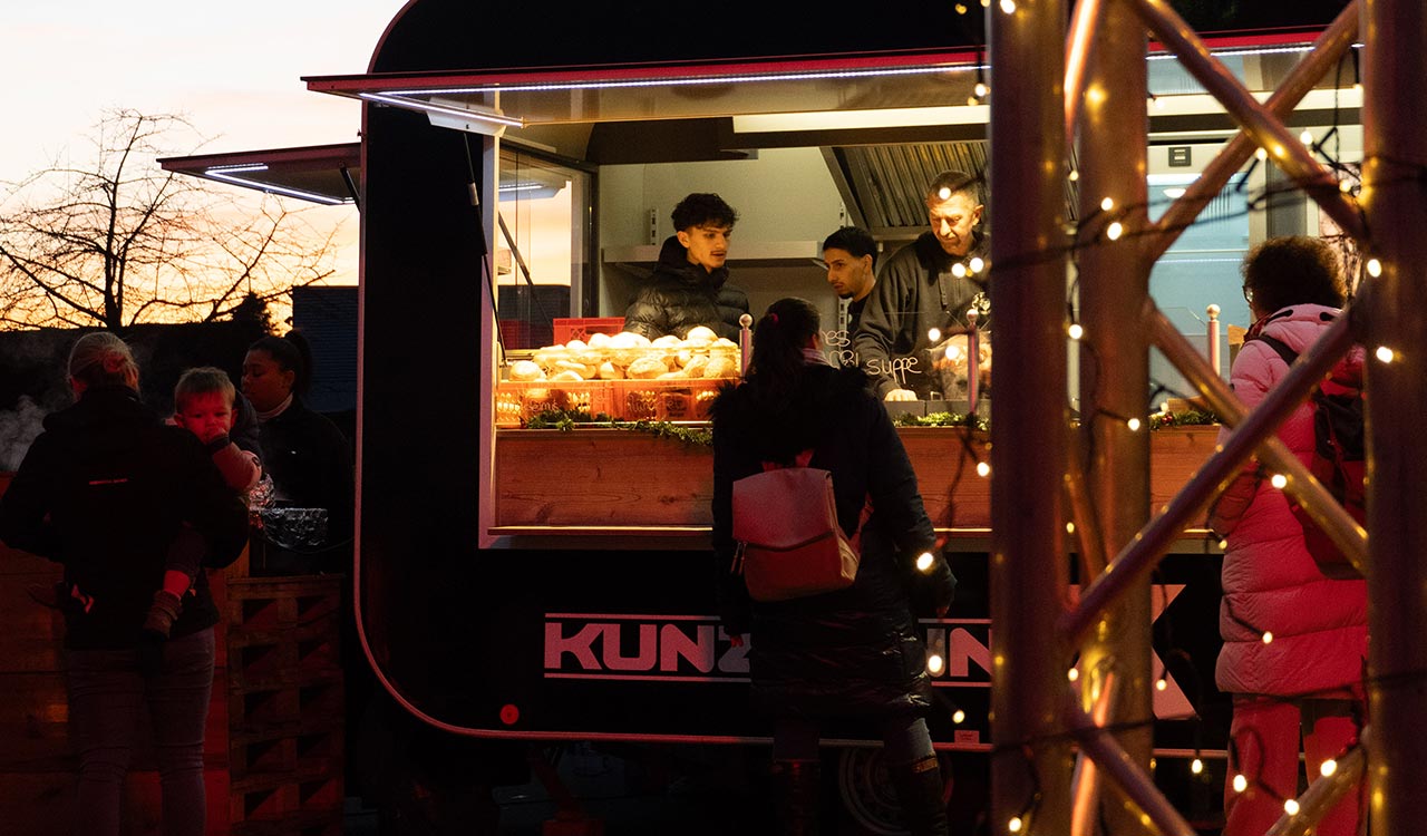 Kunden bestellen essen beim Kunzmann Adventsmarkt in Stockstadt