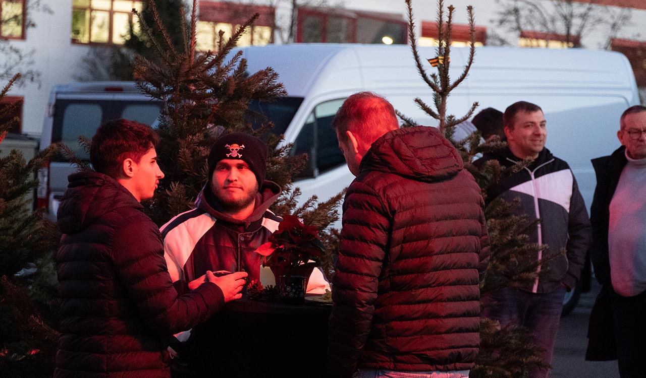 Gespräch zwischen Kunzmann Mitarbeitern auf dem Kunzmann Adventsmarkt in Stockstadt