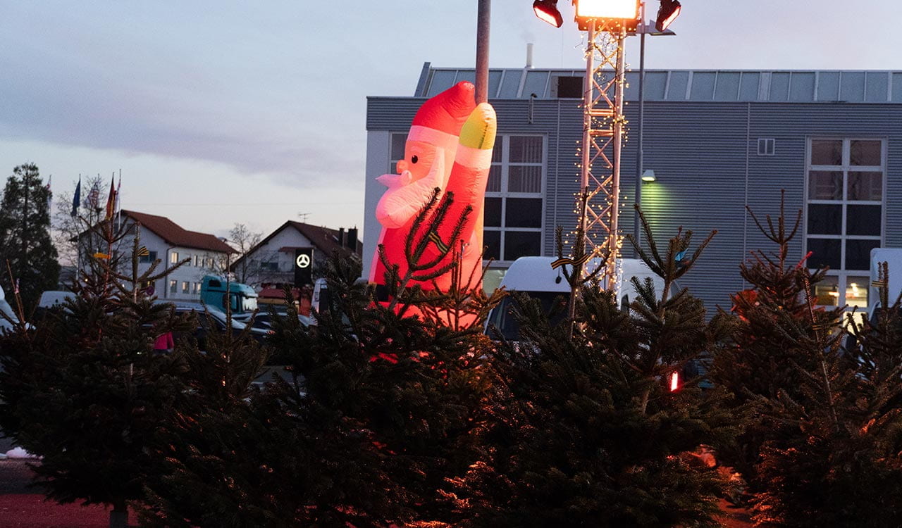 Weihnachtsmann und Weihnachtsbäume auf dem Kunzmann Adventsmarkt in Stockstadt