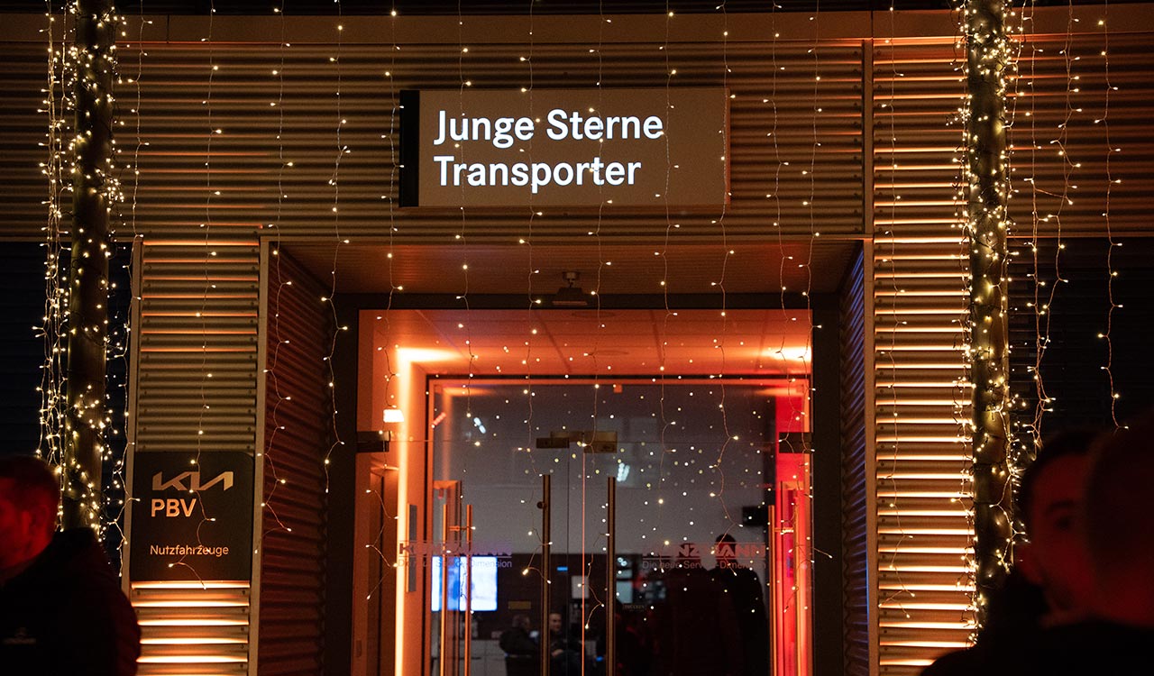 Beleuchteter Eingang des TGC