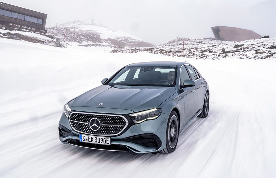 Mercedes-Benz E-Klasse während der Fahrt auf Eis