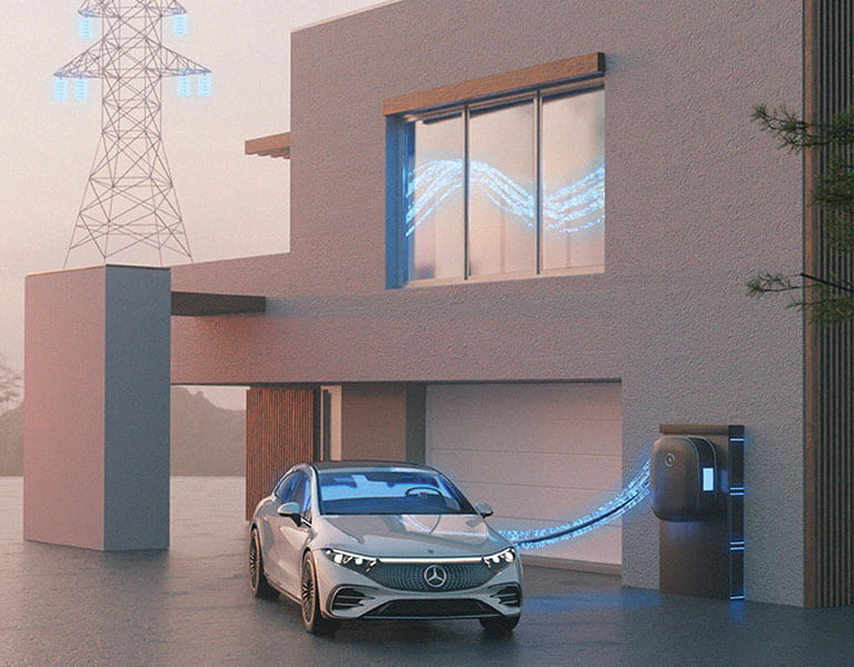 Mercedes-Benz EQE mit Stromschaubild angeschlossen an Wallbox am Haus