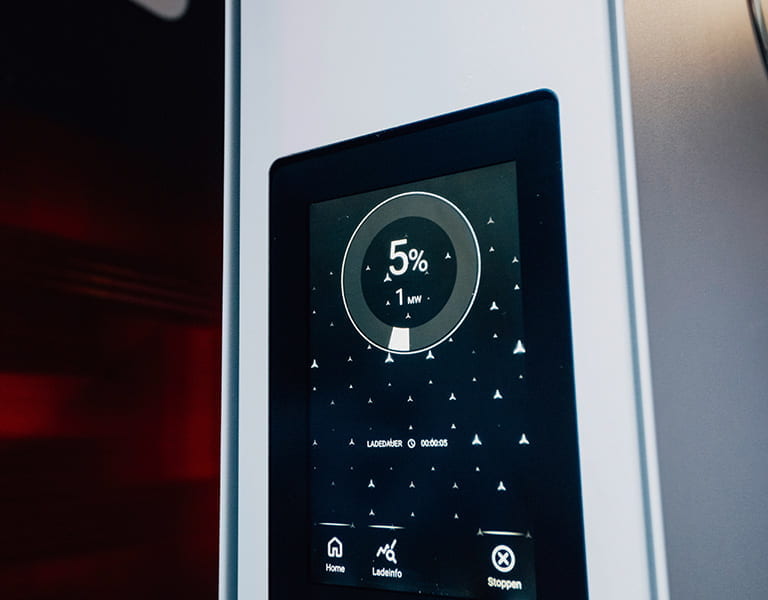 Übersichtsmonitor eines Mercedes-Benz Fahrzeugladegeräts