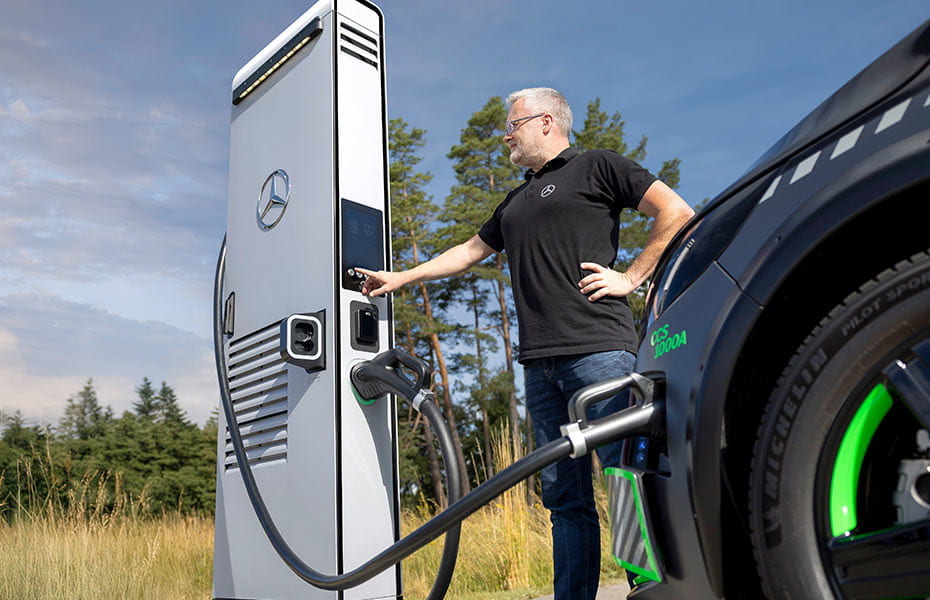 Mercedes-Benz EQV wird von Mann an Ladesäule angeschlossen