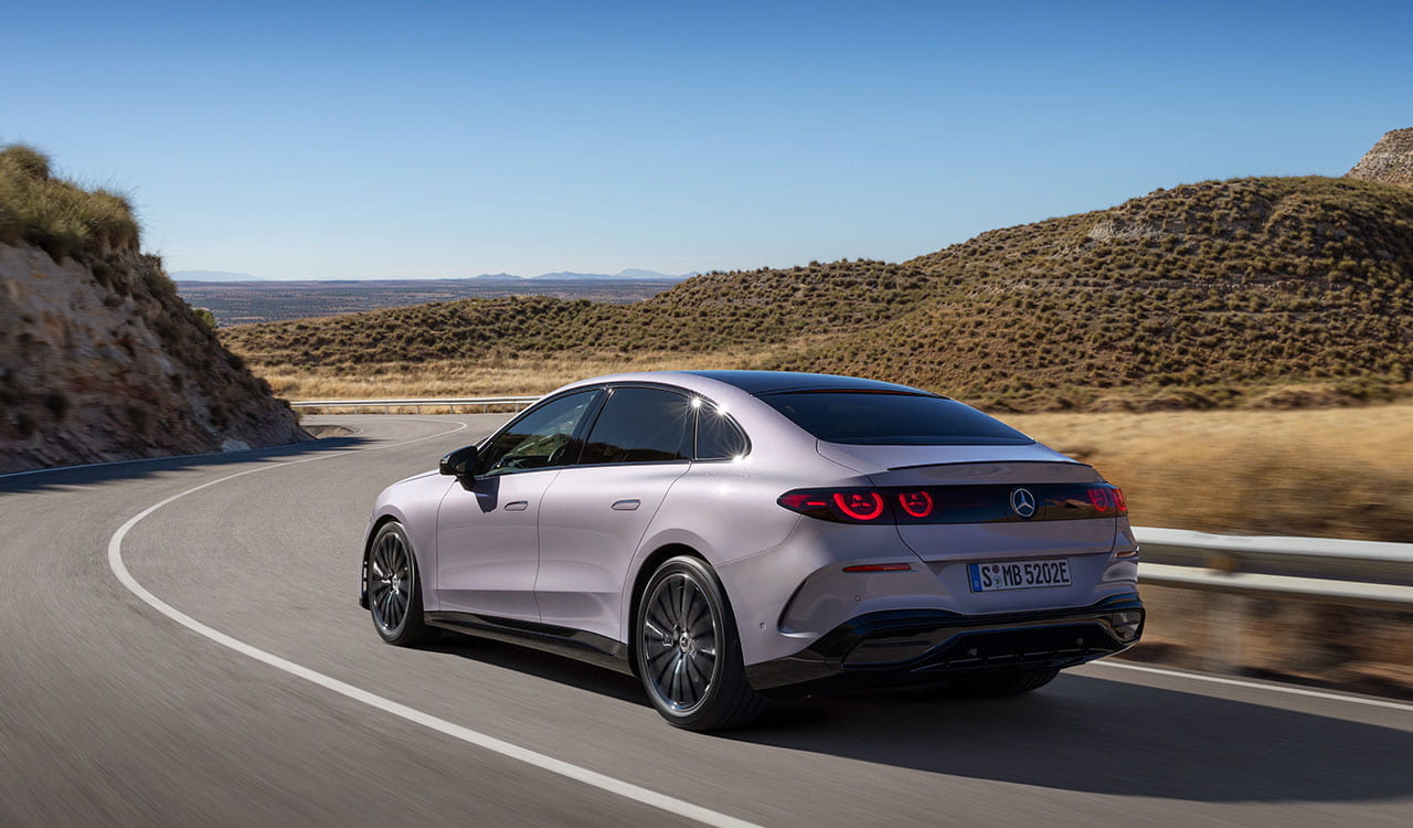 graue Mercedes-Benz C-Klasse Limousine während der Fahrt in 3/4 Heckansicht