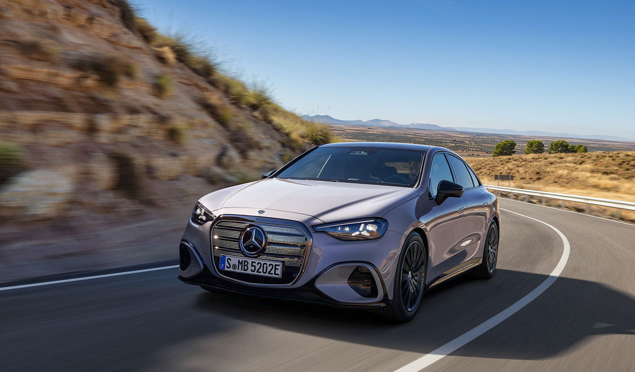 graue Mercedes-Benz C-Klasse Limousine während der Fahrt in 3/4 Frontansicht