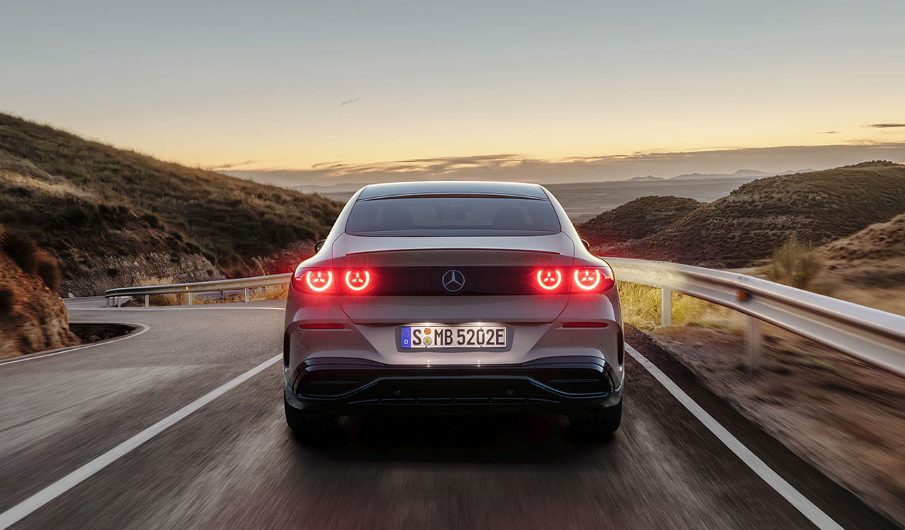 graue Mercedes-Benz C-Klasse Limousine während der Fahrt in der Heckansicht