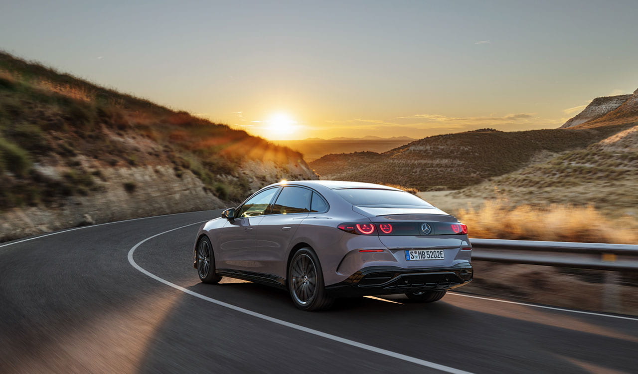 graue Mercedes-Benz C-Klasse Limousine während der Fahrt in der 3/4 Heckansicht