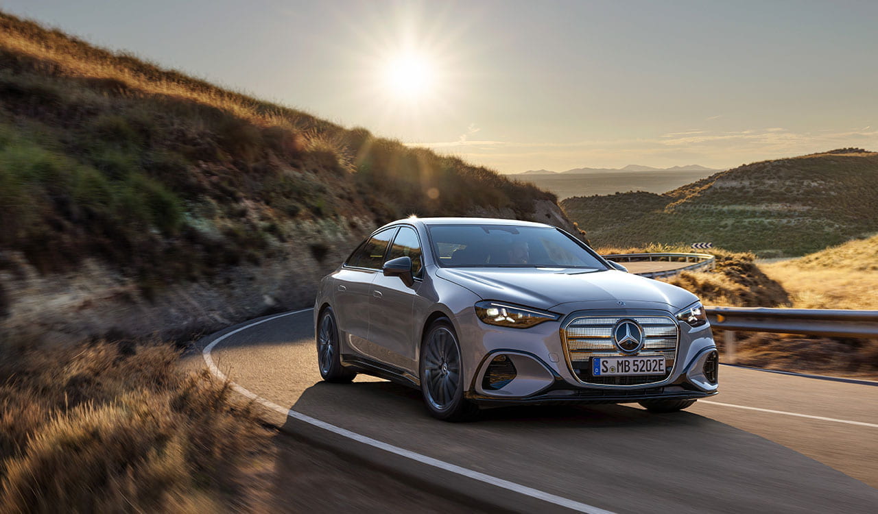 graue Mercedes-Benz C-Klasse Limousine während der Fahrt in der 3/4 Frontansicht