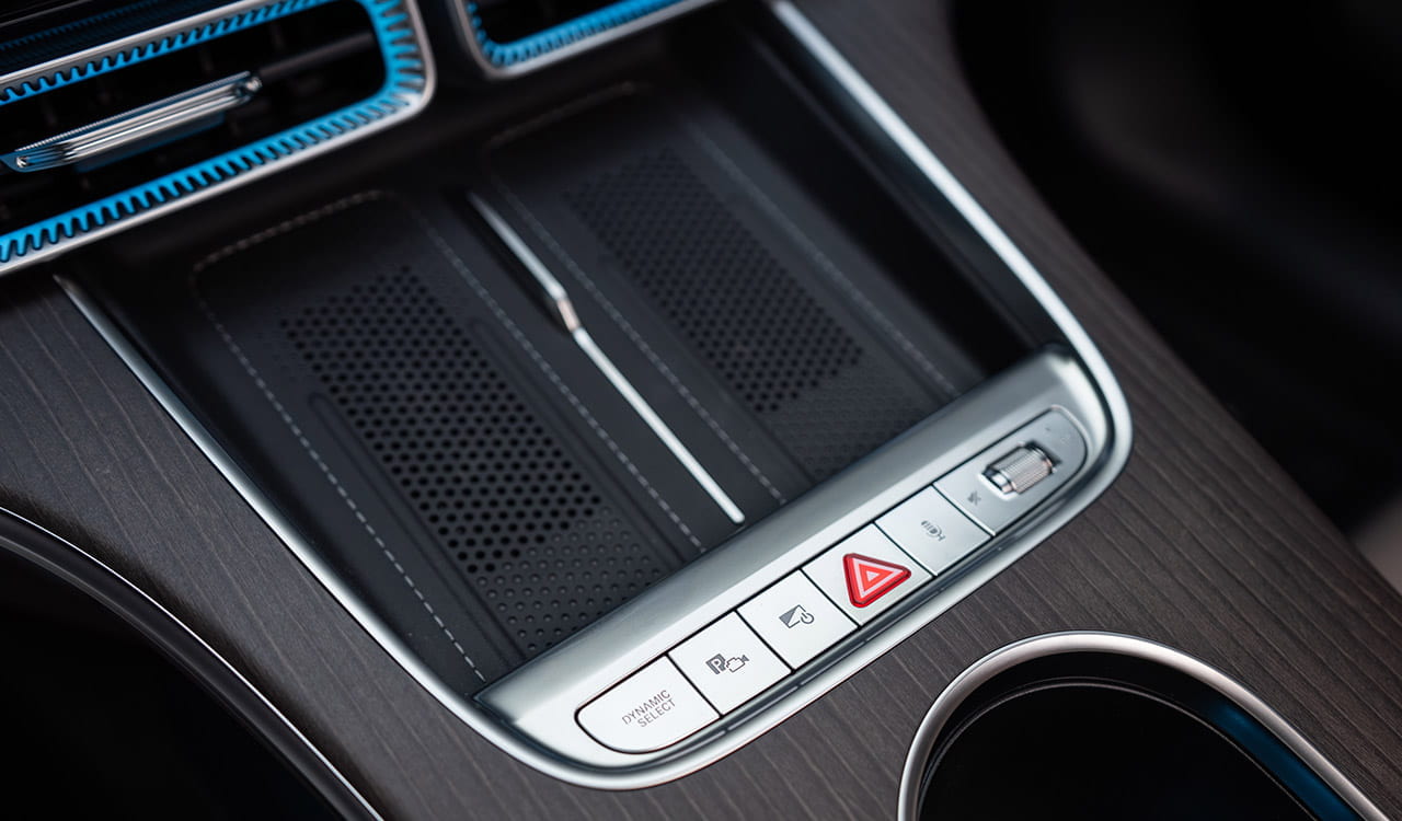 Mercedes-Benz C-Klasse Limousine induktive Ladestation im Innenraum