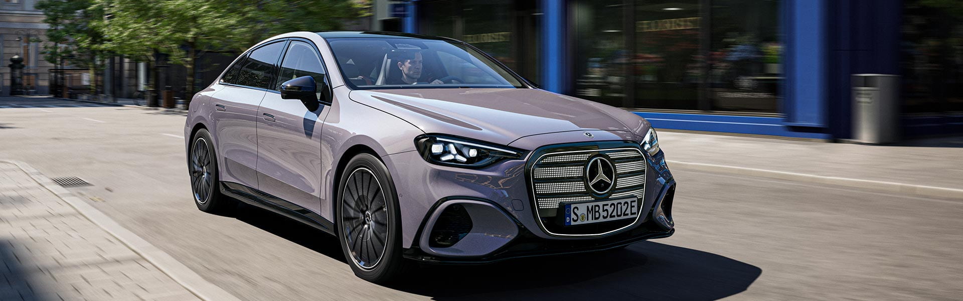 graue Mercedes-Benz C-Klasse während der Fahrt