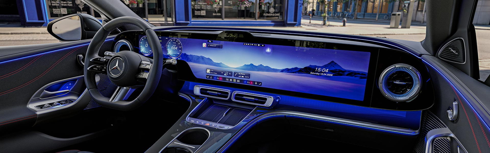 blau beleuchtetes Interieur der reinelektrischen Mercedes-Benz C-Klasse inkl. Hyperscreen