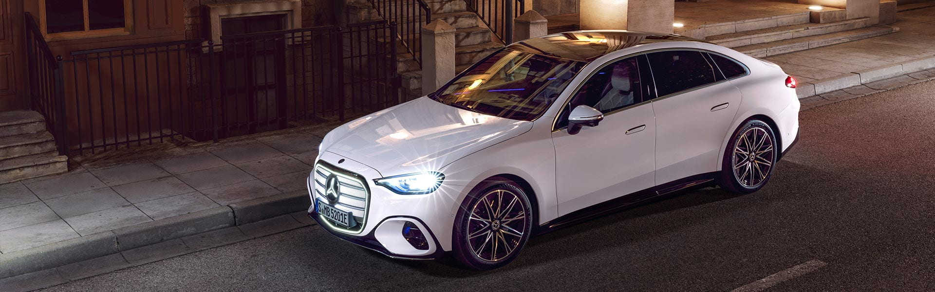 weiße Mercedes-Benz C-Klasse Limousine geparkt am Straßenrand