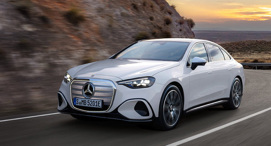 weiße reinelektrische Mercedes-Benz C-Klasse in der 3/4 Frontansicht während der Fahrt