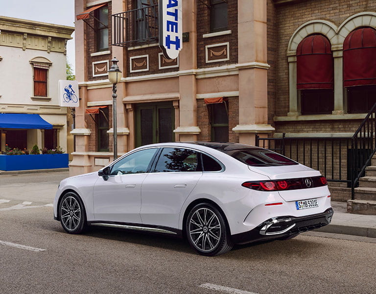 weiße Mercedes-Benz C-Klasse Limousine in der 3/4 Heckansicht