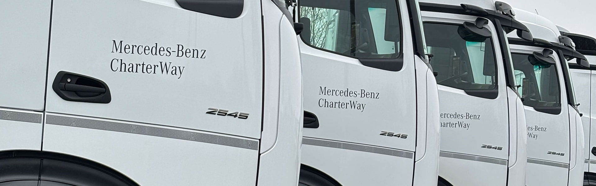 Mercedes-Benz Actros CharterWay Fahrzeuge nebeneinander aufgestellt