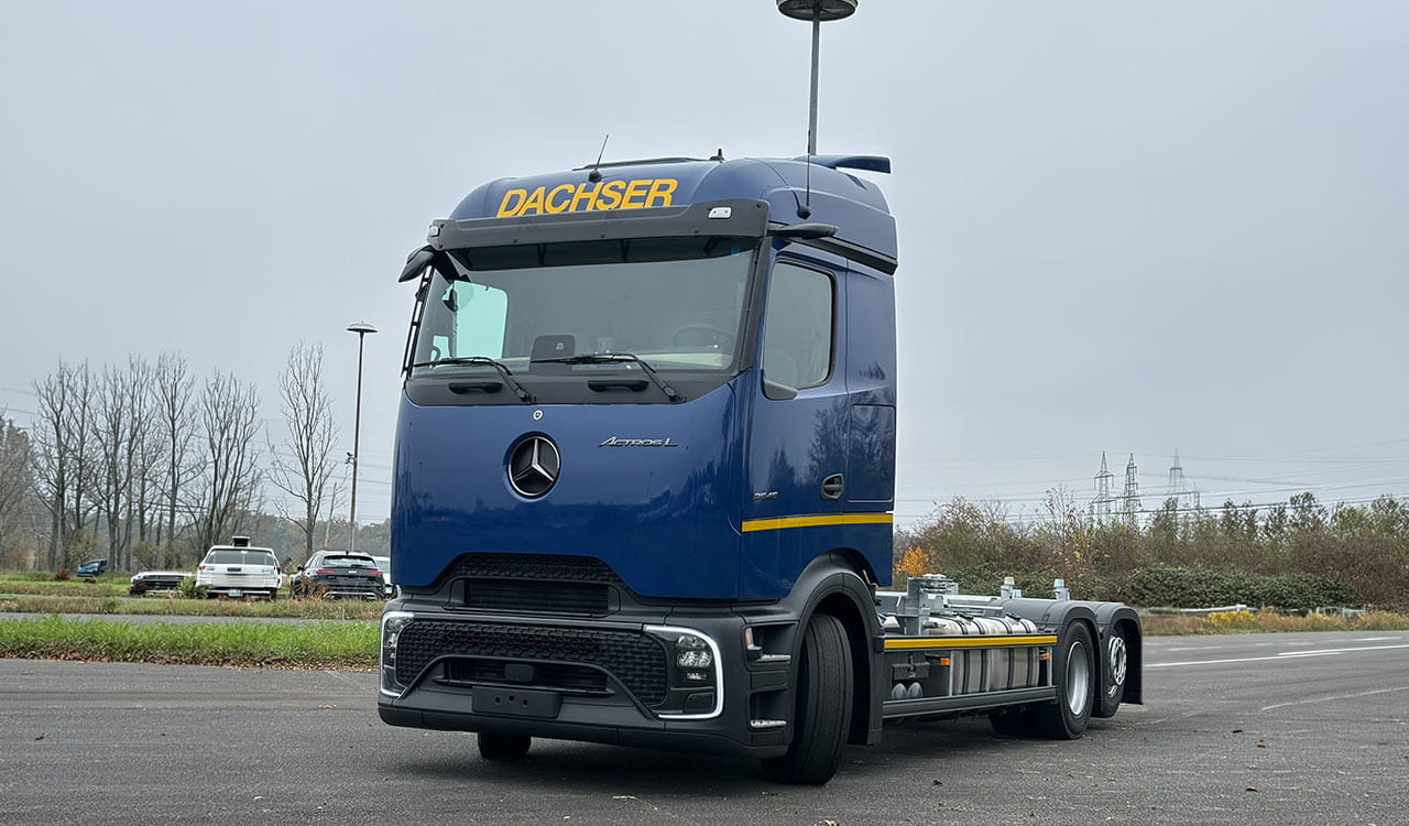 Mercedes-Benz Actros Wechselbrücke in dunkelblau mit Dachsa Beklebung