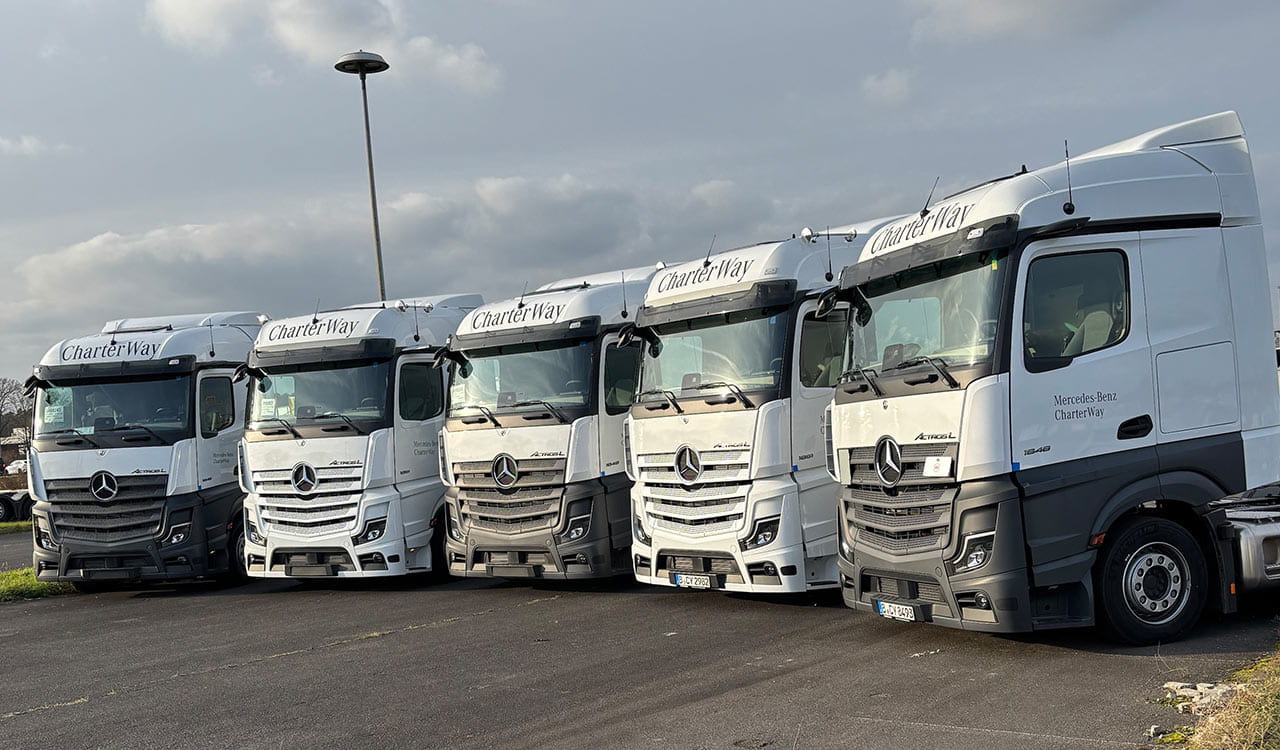 Mercedes-Benz Actros im Halbkreis aufgestellt